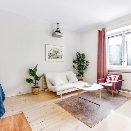 Wehost Modern Kitchen Studio With Bright Colours Lägenhet Helsingfors Exteriör bild