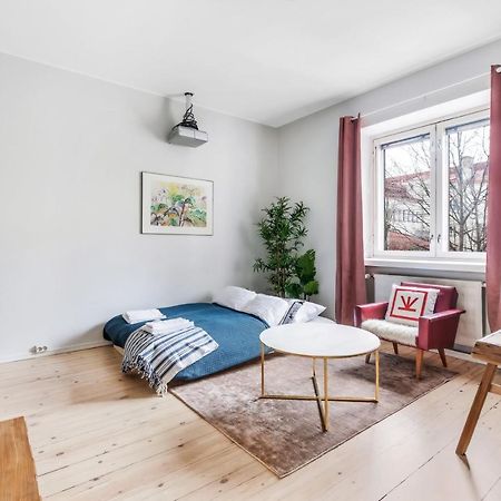 Wehost Modern Kitchen Studio With Bright Colours Lägenhet Helsingfors Exteriör bild