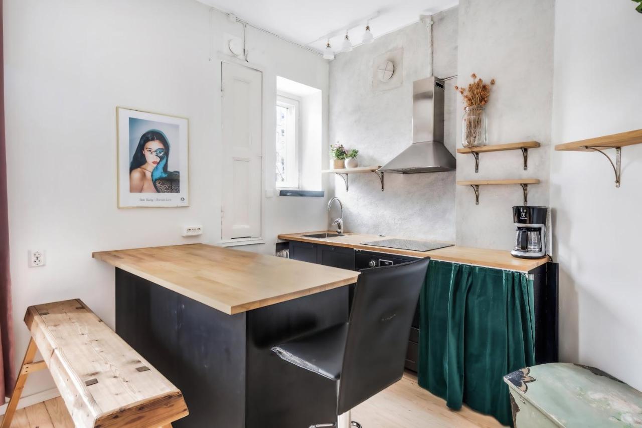 Wehost Modern Kitchen Studio With Bright Colours Lägenhet Helsingfors Exteriör bild