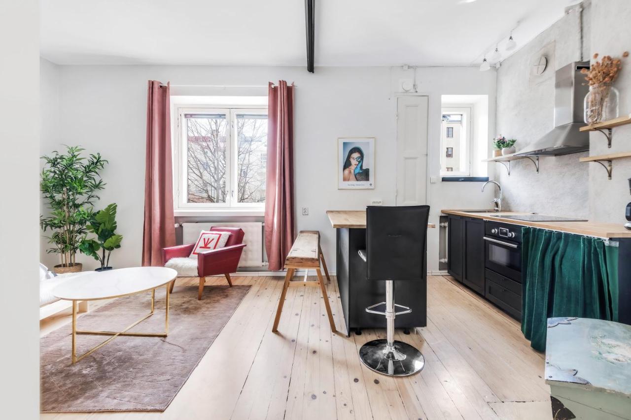 Wehost Modern Kitchen Studio With Bright Colours Lägenhet Helsingfors Exteriör bild