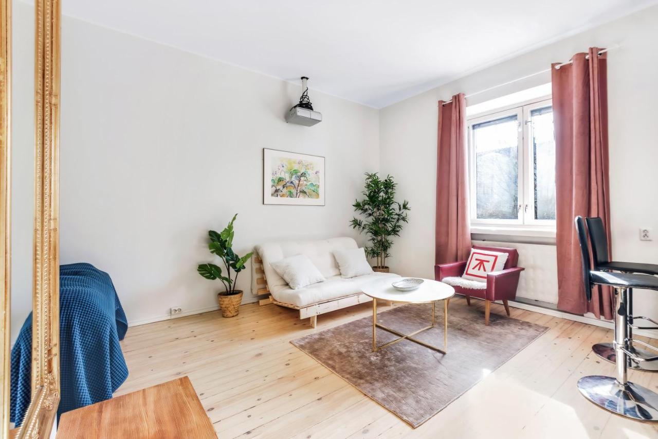 Wehost Modern Kitchen Studio With Bright Colours Lägenhet Helsingfors Exteriör bild